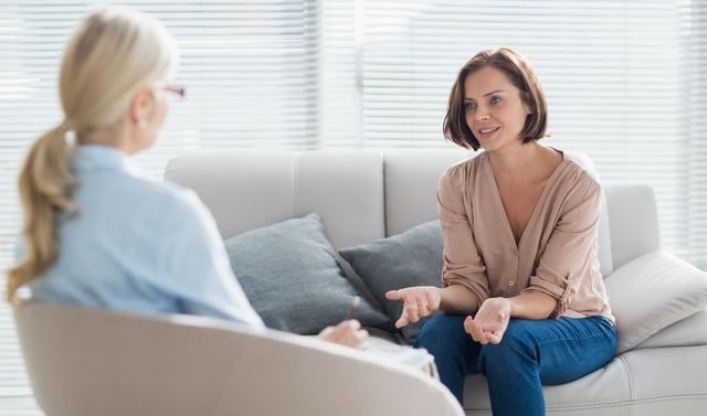 Eine Frau spricht mit ihrer Therapeutin über ihre bipolare Störung.