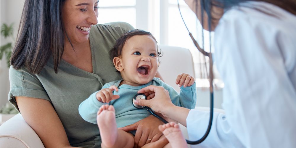 Eine Ärztin untersucht das Baby einer Stillenden & erklärt Behandlungsmöglichkeiten bei einer Brustentzündung beim Stillen.