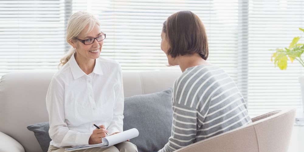 Eine Therapeutin spricht während einer Sitzung mit einer Patientin über ihre Borderline Diagnose.