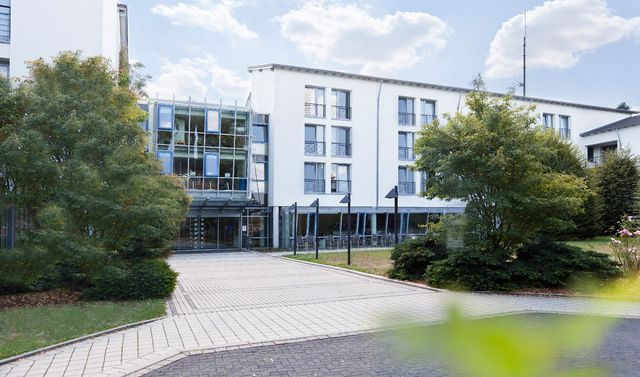 Das Bild zeigt die Niederrhein Klinik von außen.