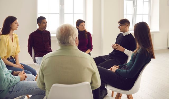 Eine Gruppe von Menschen hat gemeinsam eine Therapie gegen Angst.