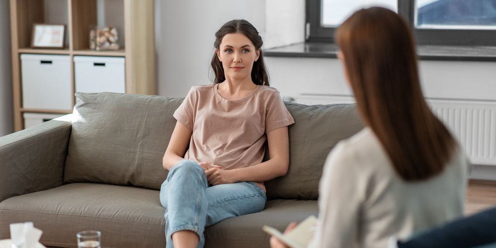 Eine Patientin ist zur Behandlung ihrer bipolaren Störung bei einer begleitenden Psychotherapie.