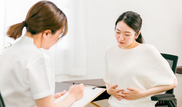 Eine Ärztin unterhält sich mit einer Patientin über die Diagnose Gallenblasenentzündung.