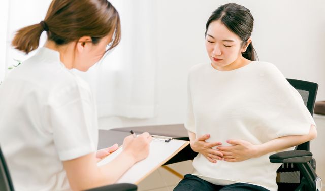 Eine Ärztin unterhält sich mit einer Patientin über die Diagnose Gallenblasenentzündung.