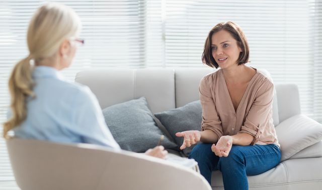 Wie entsteht eine bipolare Störung? Eine Frau spricht mit ihrer Therapeutin über ihre bipolare Störung.