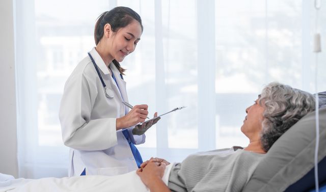 Eine Ärztin unterhält sich mit einer Patientin über die Diagnose Osteonekrose.