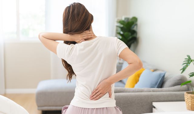 Das Foto zeigt eine Frau mit Rückenschmerzen, verursacht durch den Ischias-Nerv.