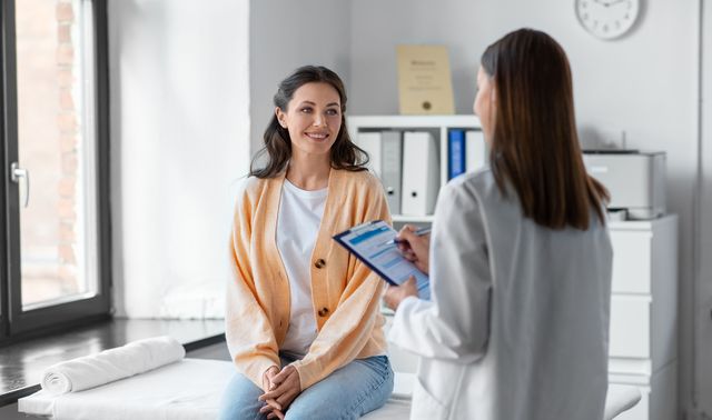 Eine Patientin spricht mit ihrer Ärztin über die Behandlung von Brustkrebs.  