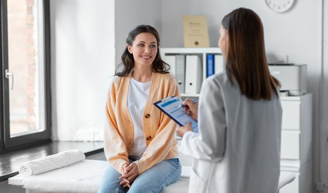 Eine Patientin spricht mit ihrer Ärztin über die Behandlung von Brustkrebs.  