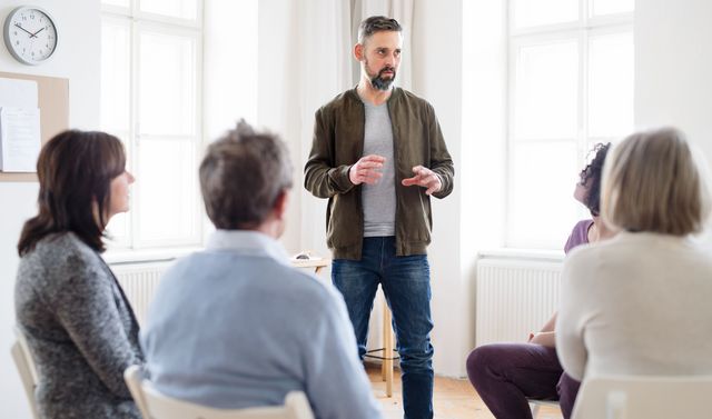 Ein Mann spricht in einer Gruppentherapie über den Alltag mit seiner Schizophrenie.