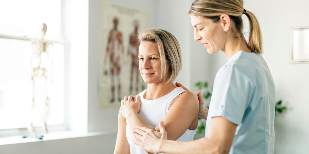 Die Grafik zeigt eine Betroffene in der Physiotherapie zur Behandlung der ALS-Krankheit.