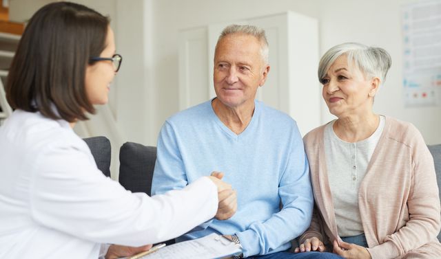 Eine Ärztin hilft einer Patientin mit Dranginkontinenz.