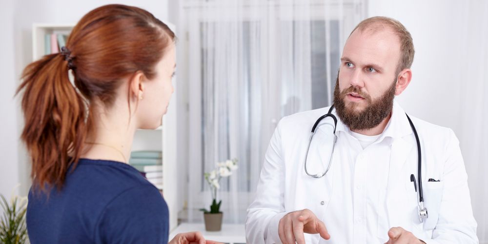 Ein Arzt berät eine Patientin zur Behandlung von Lungenkrebs. 