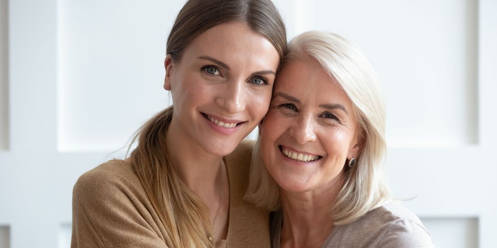 Mutter und Tochter symbolisieren Genetik als eine der Ursachen für Depression.