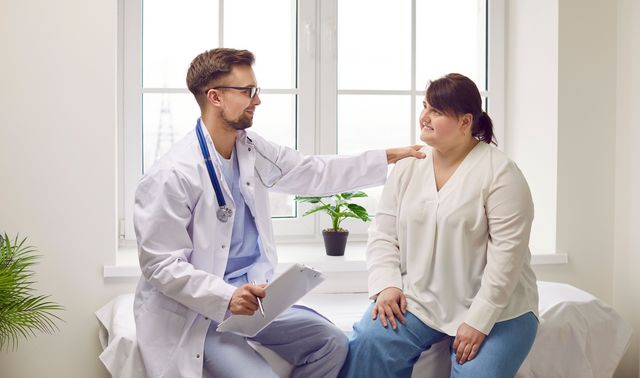 Ein Arzt klärt seine Patientin über ihren Bauchwandbruch auf. 